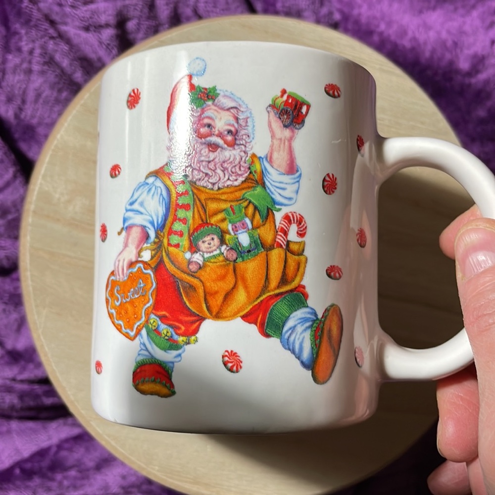 Magical Santa mug with small chip on rim - Picture 4 of 10